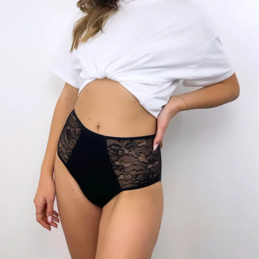 Modèle portant la culotte menstruelle haute Céline