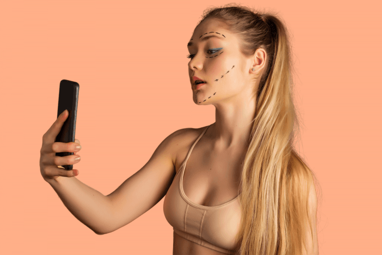 Femme sur son téléphone - réseaux sociaux